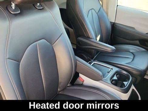 Used 2023 Chrysler Pacifica Touring-L image 16