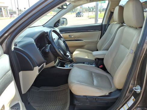 Used 2017 Mitsubishi Outlander SE AWD/4WD image 10