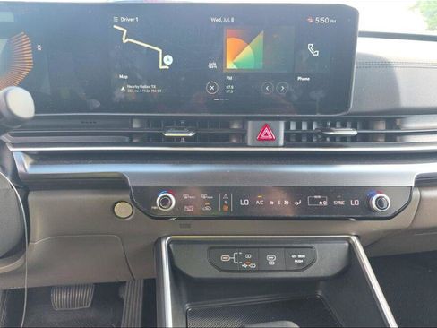 Used 2025 Kia Carnival FWD image 5