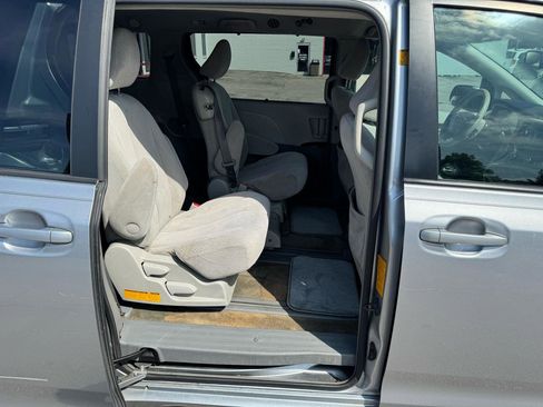 Used 2011 Toyota Sienna LE w/ Towing Pkg FWD image 10