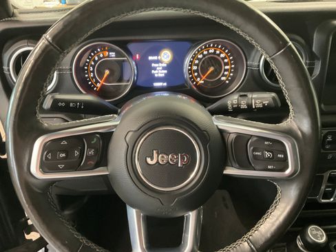 Used 2018 Jeep Wrangler Unlimited Sahara AWD/4WD image 13