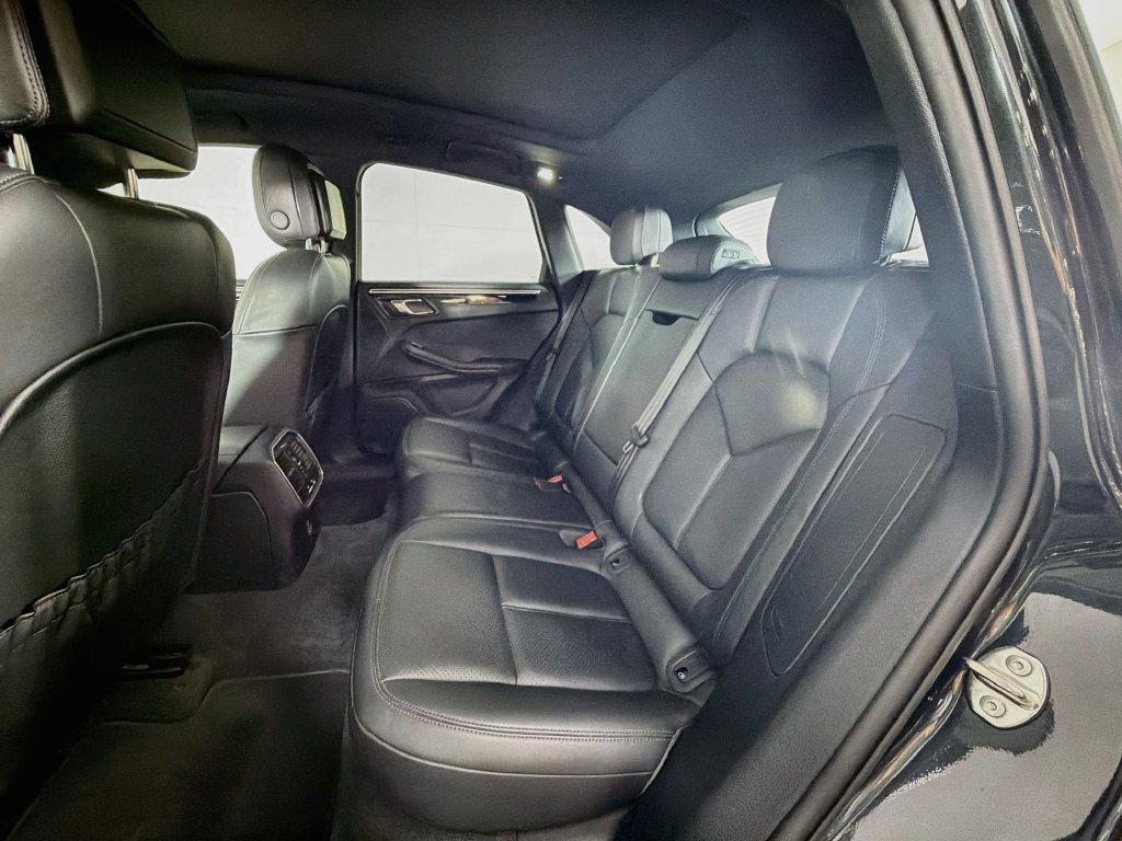 Certified 2023 Porsche Macan AWD/4WD image 24