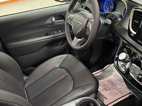 New 2026 Chrysler Pacifica Select image 29