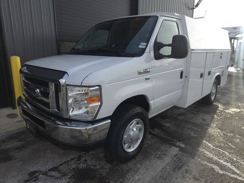 Used 2017 Ford E-350 and Econoline 350 Super Duty w/ Power Windows & Locks Group image 2