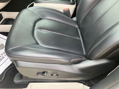 Certified 2023 Chrysler Pacifica Touring-L FWD image 11