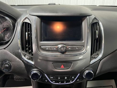 Used 2019 Chevrolet Cruze LT image 8