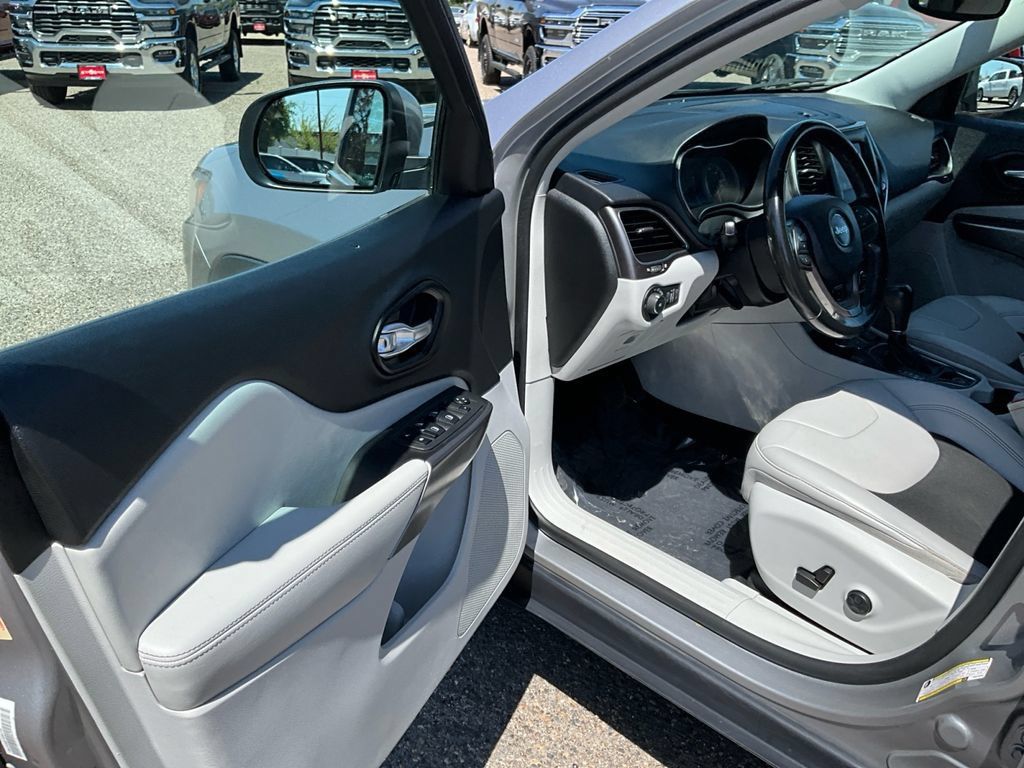 Used 2021 Jeep Cherokee Latitude Plus AWD/4WD image 16