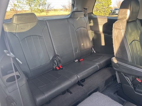 Used 2015 GMC Acadia SLT image 25