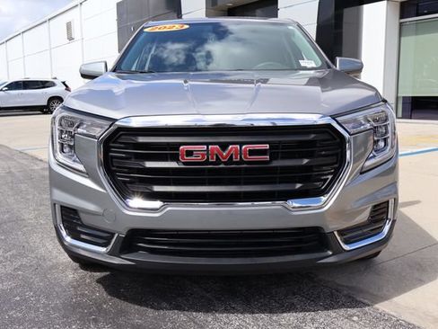 Used 2023 GMC Terrain SLE FWD image 2
