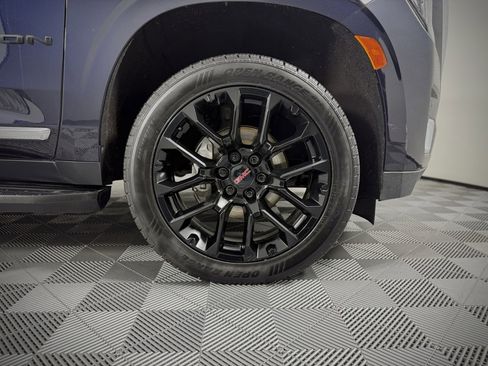 Used 2023 GMC Yukon XL SLT w/ SLT Premium Package image 19