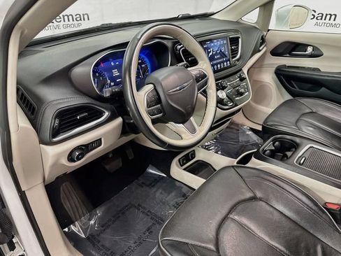 Used 2020 Chrysler Pacifica Limited FWD image 9