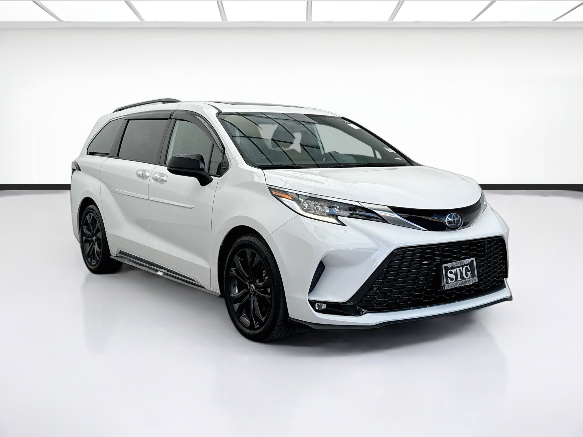Used 2022 Toyota Sienna XSE w/ XSE Plus Package FWD image 3