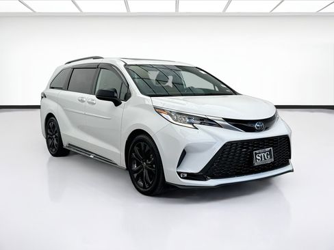Used 2022 Toyota Sienna XSE w/ XSE Plus Package FWD image 3