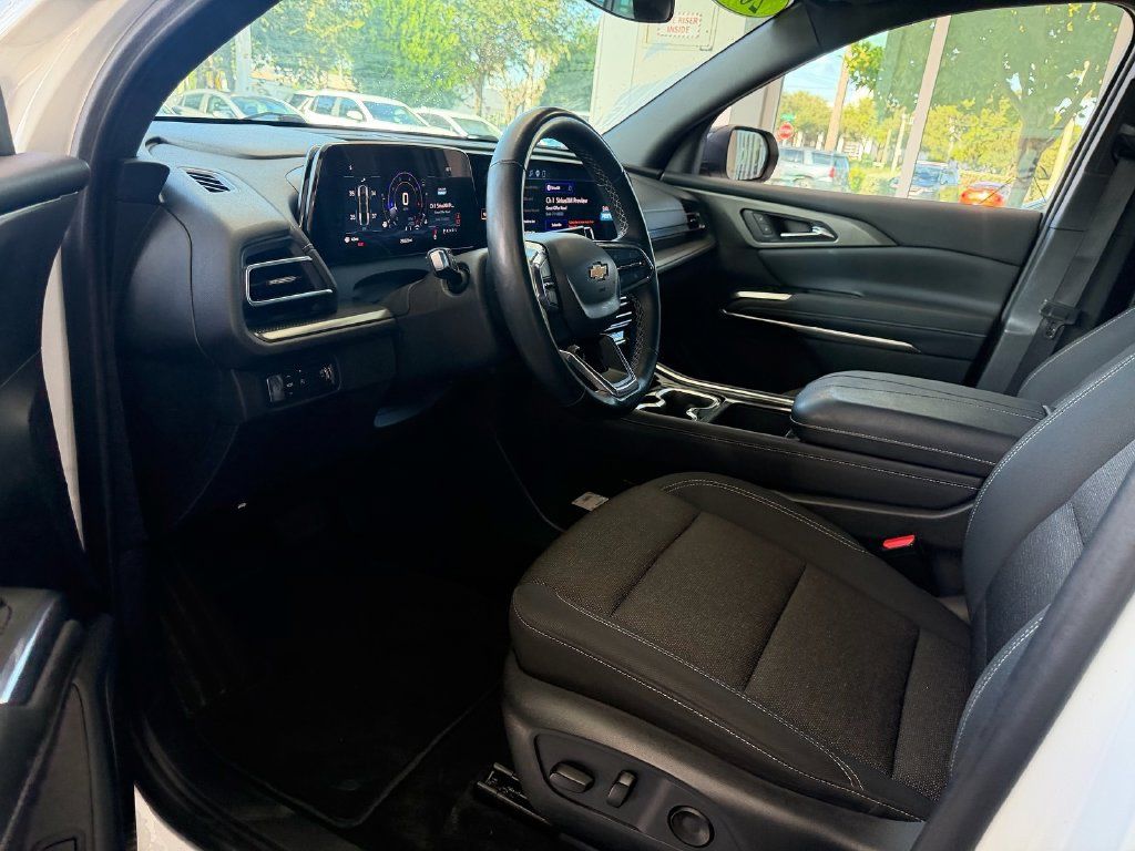 Used 2025 Chevrolet Traverse LT FWD image 11