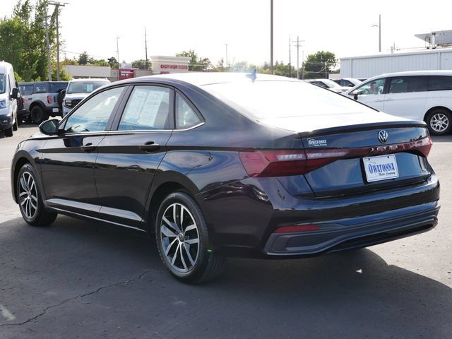 Used 2025 Volkswagen Jetta SE FWD image 3