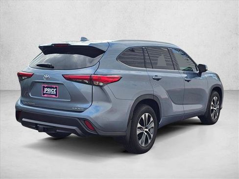 Used 2022 Toyota Highlander XLE AWD/4WD image 5