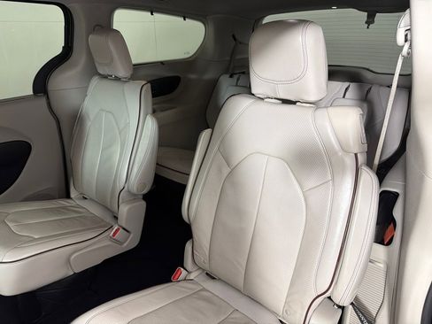Used 2018 Chrysler Pacifica Limited FWD image 21