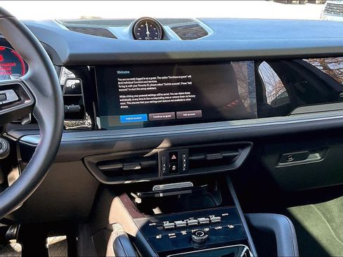 Used 2024 Porsche Cayenne image 8