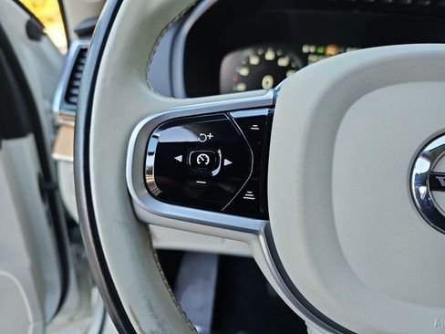 Used 2021 Volvo XC90 T6 Momentum image 18