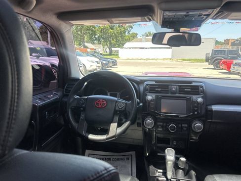 Used 2018 Toyota 4Runner TRD Off-Road Premium AWD/4WD image 23