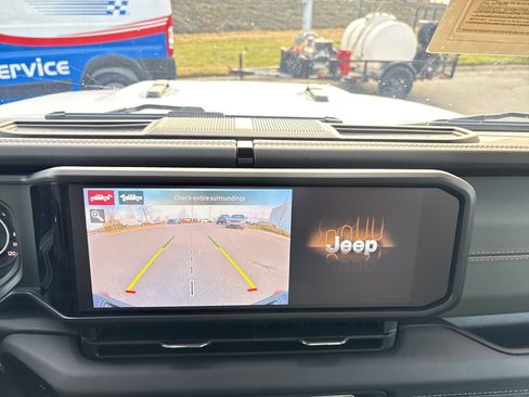 Certified 2024 Jeep Gladiator Mojave w/ Technology Group image 29