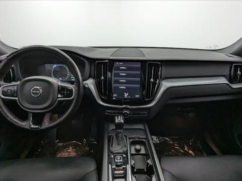 Used 2019 Volvo XC60 T5 Momentum w/ Premium Package FWD image 24
