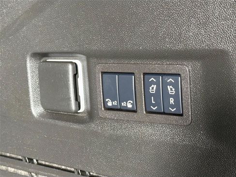 Used 2025 GMC Yukon Denali AWD/4WD image 40