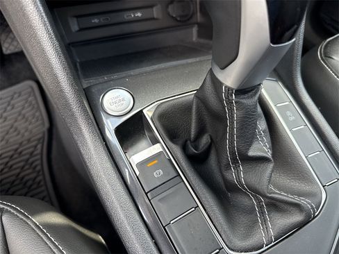 Used 2024 Volkswagen Tiguan SE image 29