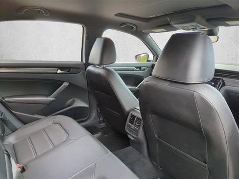 Used 2022 Volkswagen Passat 2.0T R-Line image 24