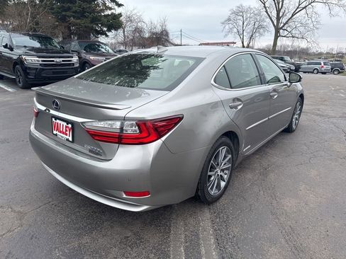 Used 2016 Lexus ES 300h w/ Luxury Package w/Wood Trim image 3