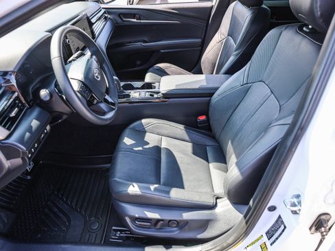Used 2025 Toyota Camry XSE FWD image 8