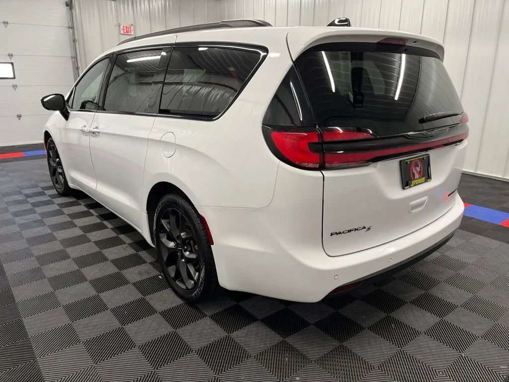 Used 2025 Chrysler Pacifica Limited FWD image 7