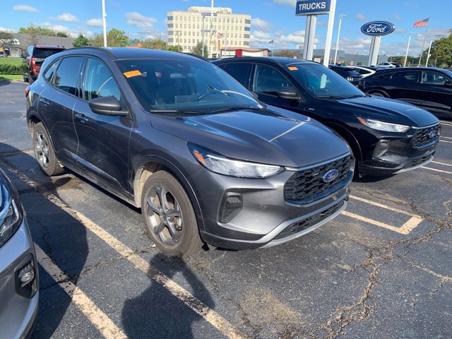 Used 2024 Ford Escape ST-Line w/ Tech Pack #1 AWD/4WD image 2