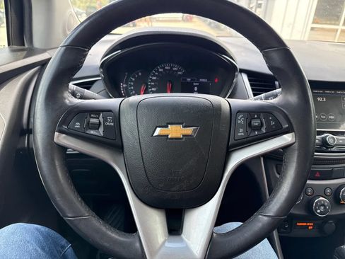 Used 2019 Chevrolet Trax LT w/ LT Convenience Package FWD image 16