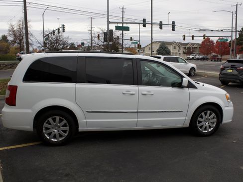 Used 2015 Chrysler Town & Country Touring image 4