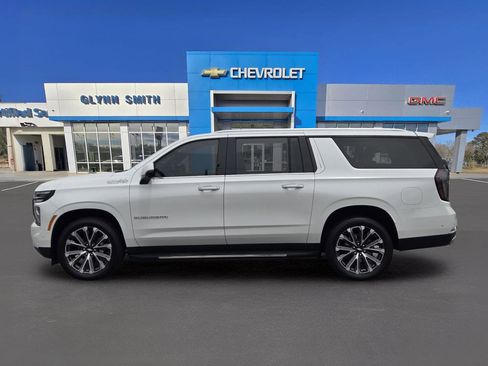 Used 2025 Chevrolet Suburban High Country RWD image 12