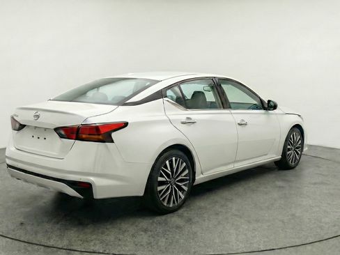 Used 2025 Nissan Altima 2.5 SV FWD image 9