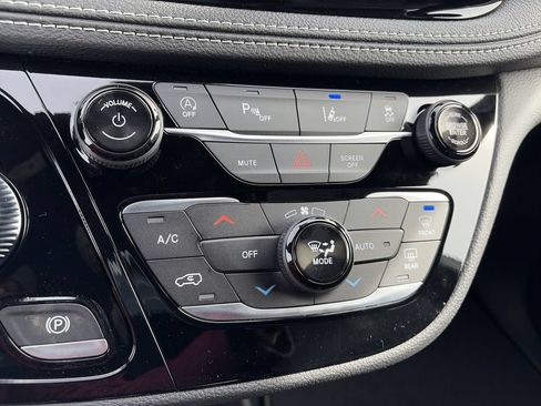 New 2026 Chrysler Pacifica Select w/ S Appearance Package FWD image 18