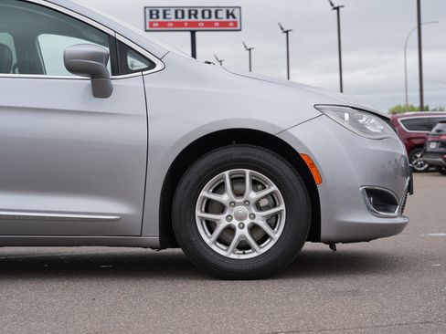 Used 2020 Chrysler Pacifica Touring-L FWD image 11