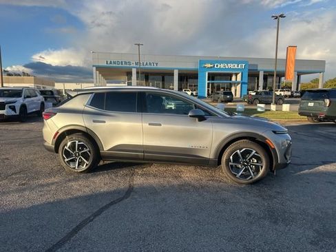 New 2026 Chevrolet Equinox EV LT image 2