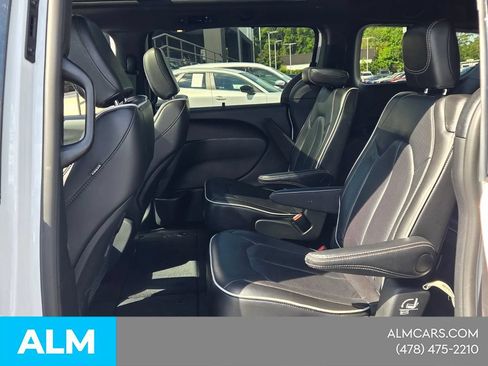 Used 2025 Chrysler Pacifica Limited FWD image 6