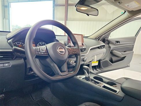 Used 2025 Nissan Altima 2.5 S image 18