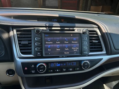 Used 2015 Toyota Highlander Limited Platinum AWD/4WD image 24