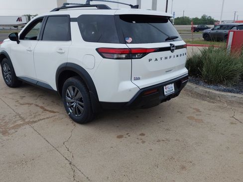 New 2026 Nissan Pathfinder SV w/ SV Premium Package FWD image 5