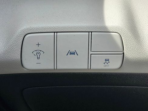 Used 2022 Hyundai Elantra Limited image 24