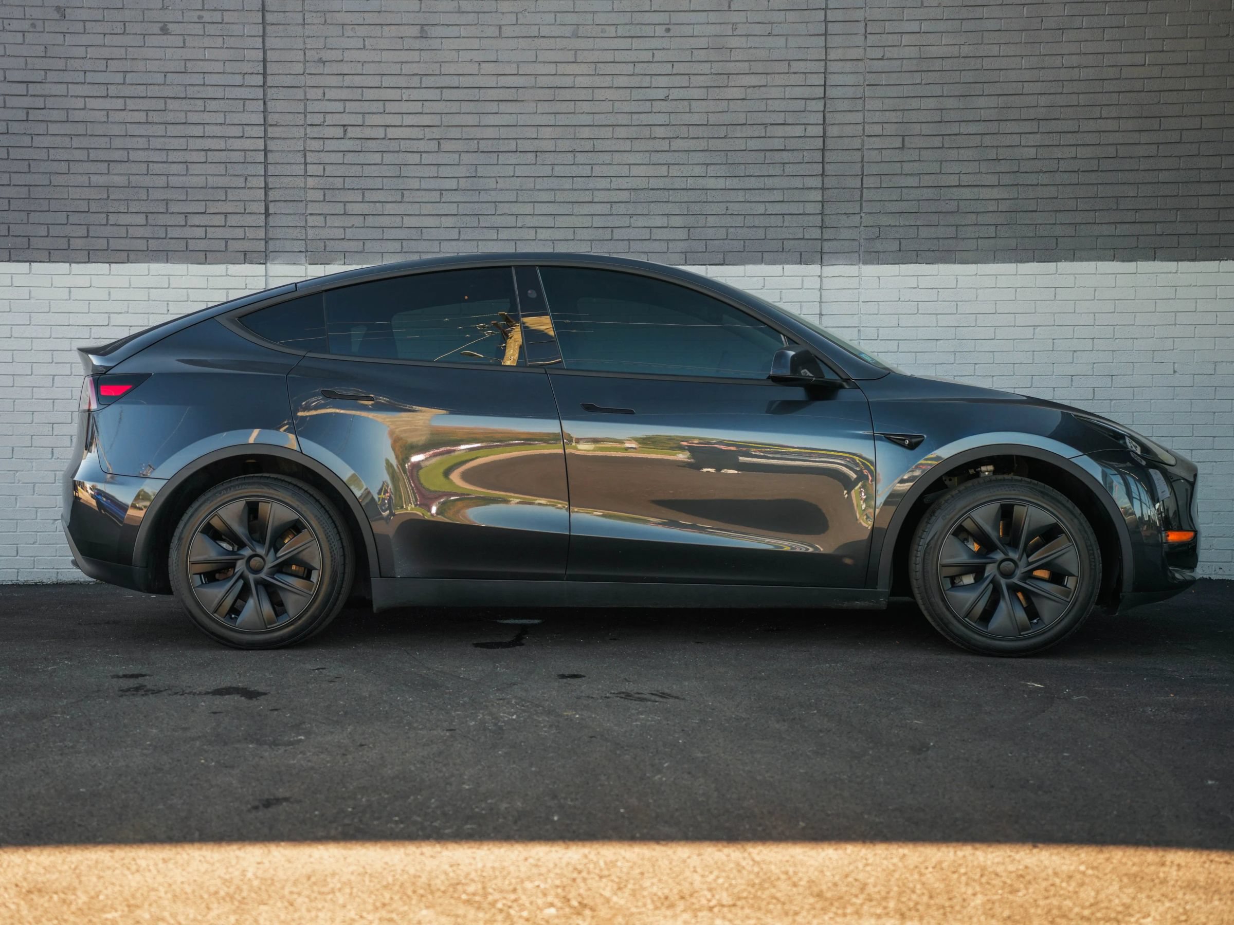 Used 2024 Tesla Model Y Long Range AWD/4WD image 4