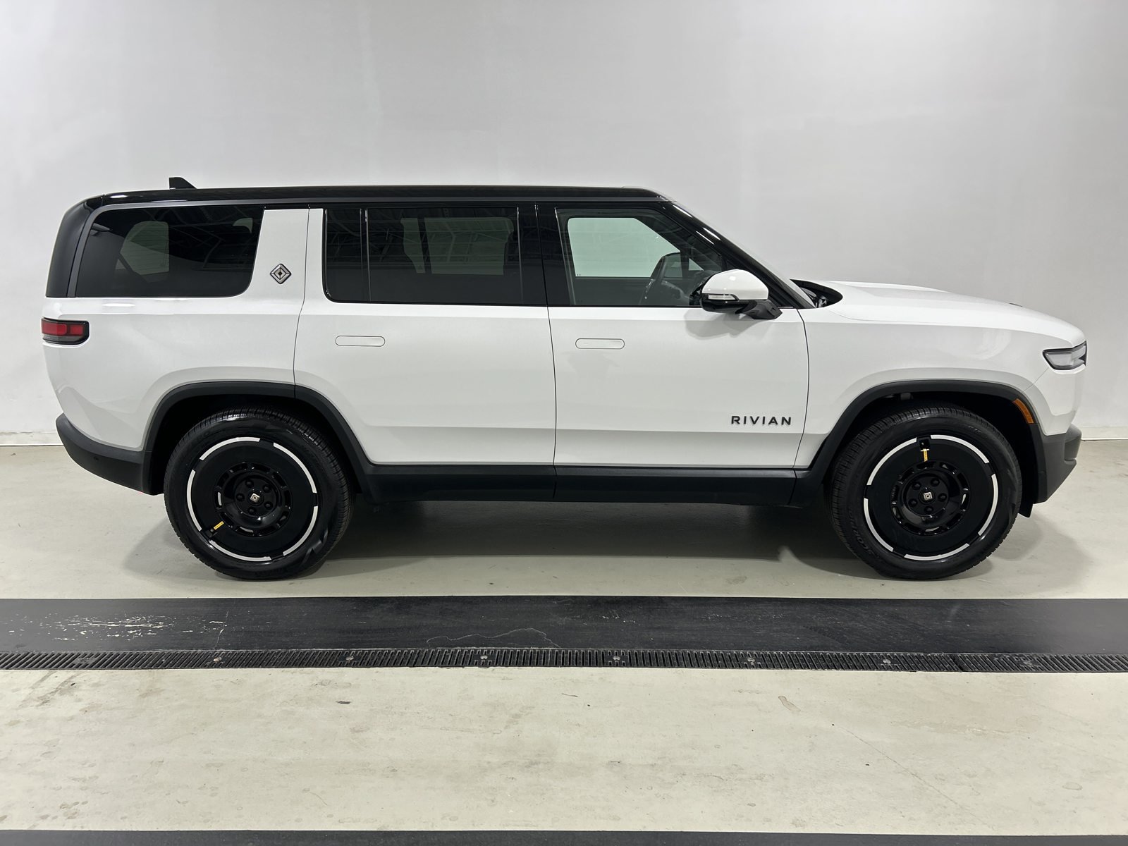 Used 2025 Rivian R1S Adventure Dual AWD/4WD image 6