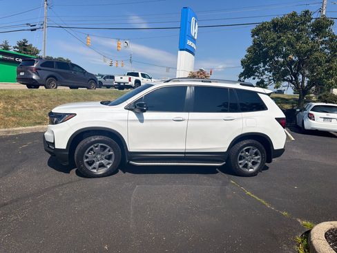 Used 2025 Honda Passport TrailSport image 11