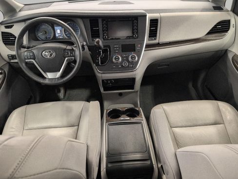 Used 2018 Toyota Sienna XLE w/ XLE Navigation Package FWD image 7