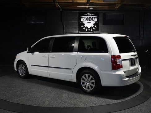Used 2013 Chrysler Town & Country Touring image 3